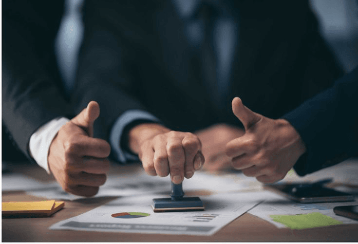 Finalizing a corporate structuring agreement in Dubai
