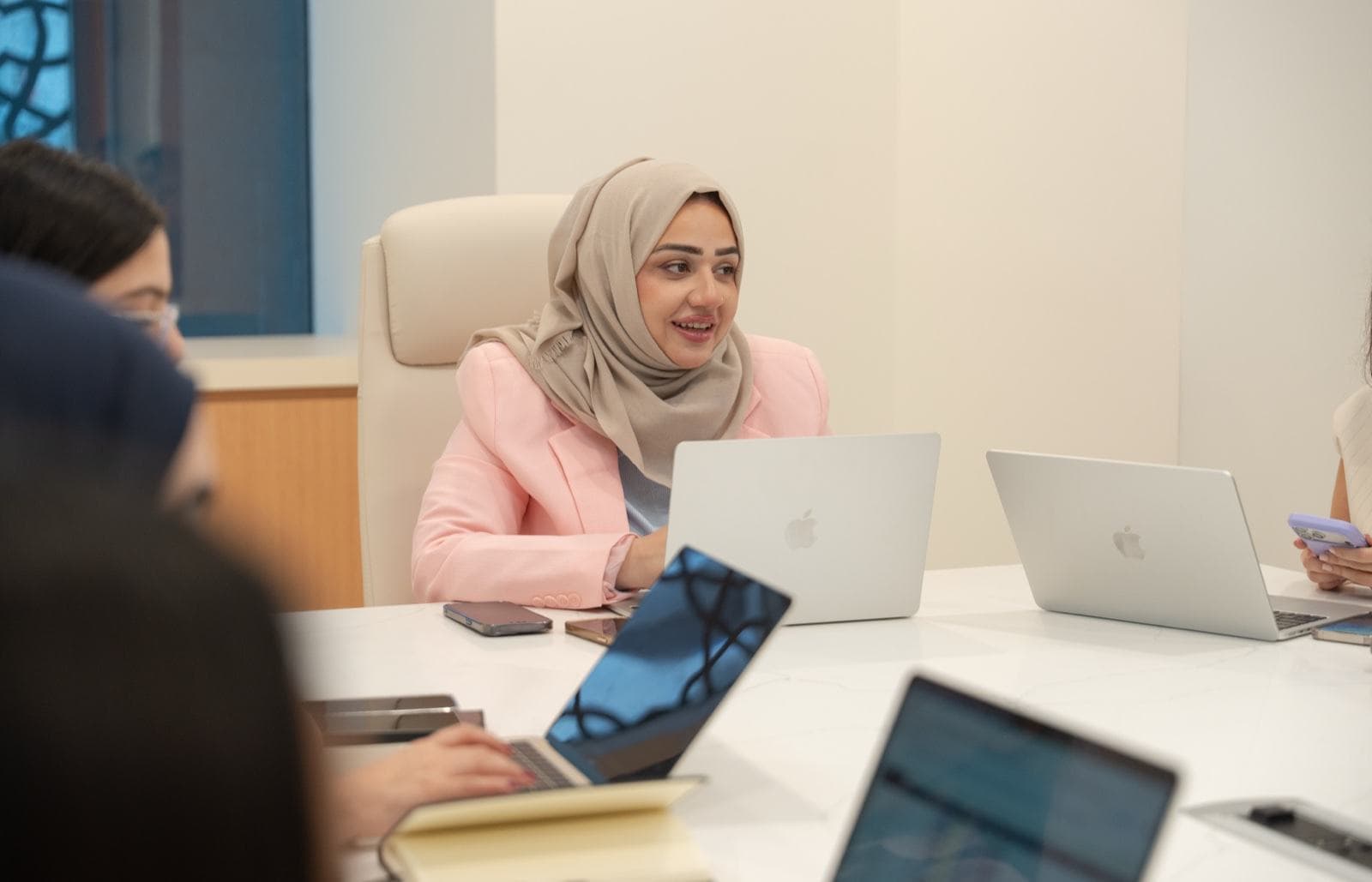 Echipa Onelink Solutions consiliind pe structurare corporativă în Dubai